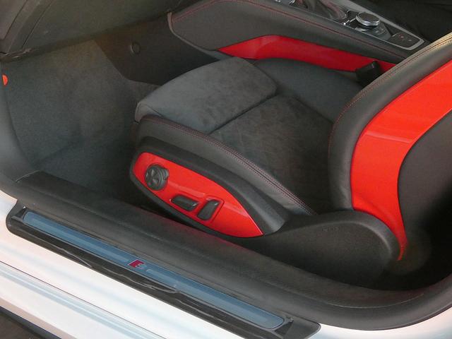 クオリティの高いシートを採用するのは、Ａｕｄｉのクルマづくりの哲学のひとつです。特に座り心地が重要です。体の大きなドイツ人が座っても頑丈な耐久性があります。。しかも肌触りも良く高級家具のようです。