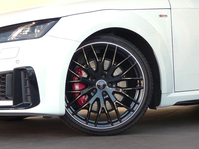 ●オシャレは足元から。サスペンションは硬すぎずしなやかな乗り心地に貢献しています。さらにローアンドワイドの佇まいがスポーティ！