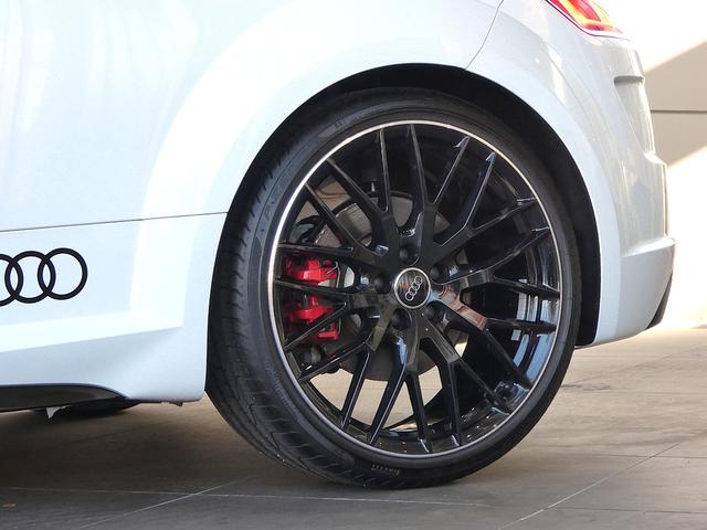 ●オシャレは足元から。サスペンションは硬すぎずしなやかな乗り心地に貢献しています。さらにローアンドワイドの佇まいがスポーティ！