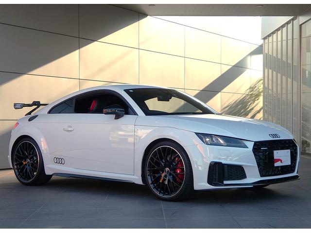 ・斜めからＡｕｄｉを見るとプレス技術の高さを感じることができます。