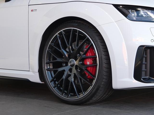 ●オシャレは足元から。サスペンションは硬すぎずしなやかな乗り心地に貢献しています。さらにローアンドワイドの佇まいがスポーティ！