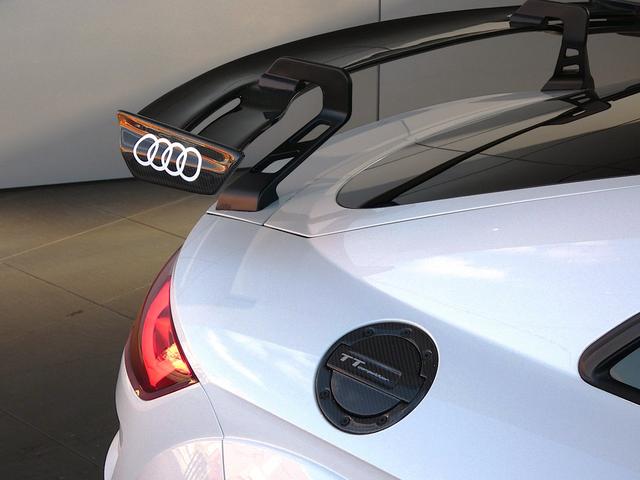 ・斜めからＡｕｄｉを見るとプレス技術の高さを感じることができます。