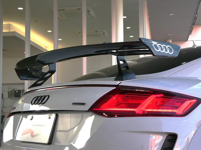 複雑で立体的な造形のライトです。ライトを照射していないときでも造形の深さがカッコイイと思わせます。