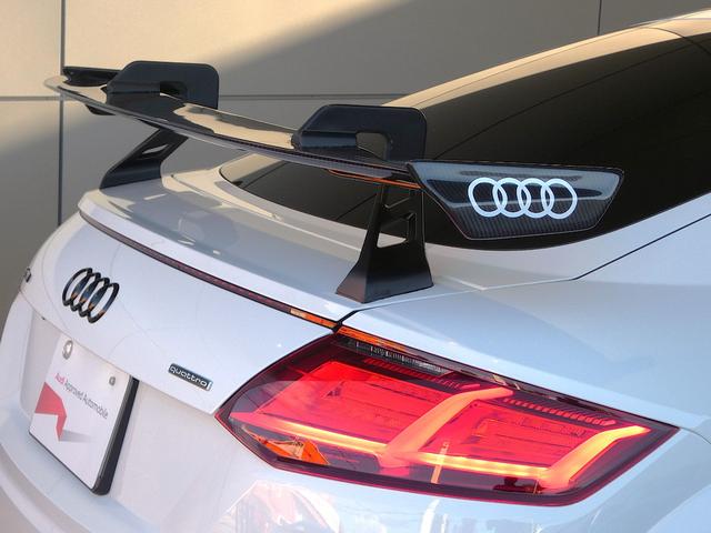 複雑で立体的な造形のライトです。ライトを照射していないときでも造形の深さがカッコイイと思わせます。