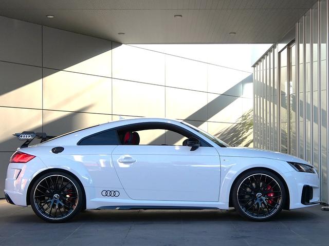 ●リヤは一番良く見られていると言われています。後続車からはこのように見られています。息を飲むような独特の重厚感のあるグラマラスなリヤデザイン。後ろからの強い視線を感じます。