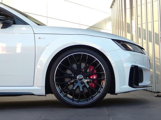 ●オシャレは足元から。サスペンションは硬すぎずしなやかな乗り心地に貢献しています。さらにローアンドワイドの佇まいがスポーティ！