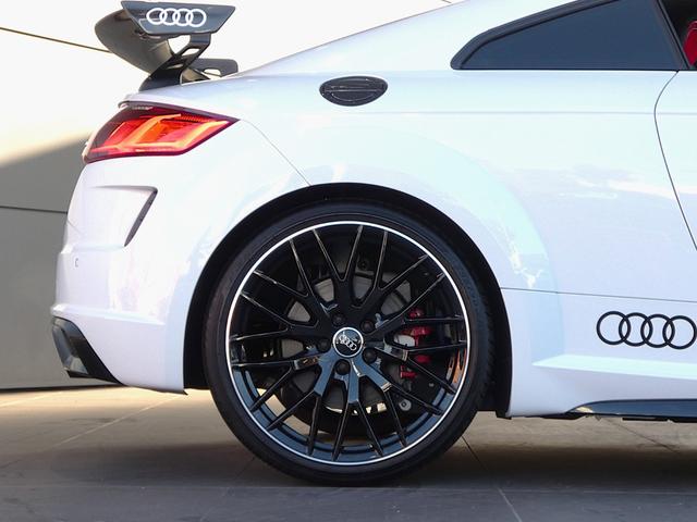 ●オシャレは足元から。サスペンションは硬すぎずしなやかな乗り心地に貢献しています。さらにローアンドワイドの佇まいがスポーティ！