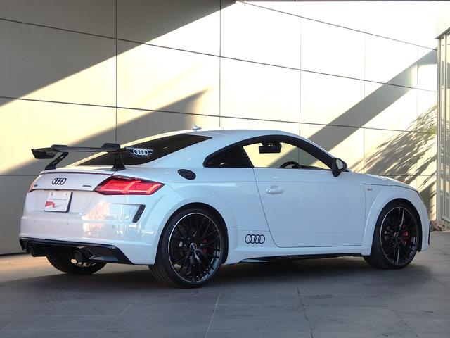 ●リヤは一番良く見られていると言われています。後続車からはこのように見られています。息を飲むような独特の重厚感のあるグラマラスなリヤデザイン。後ろからの強い視線を感じます。