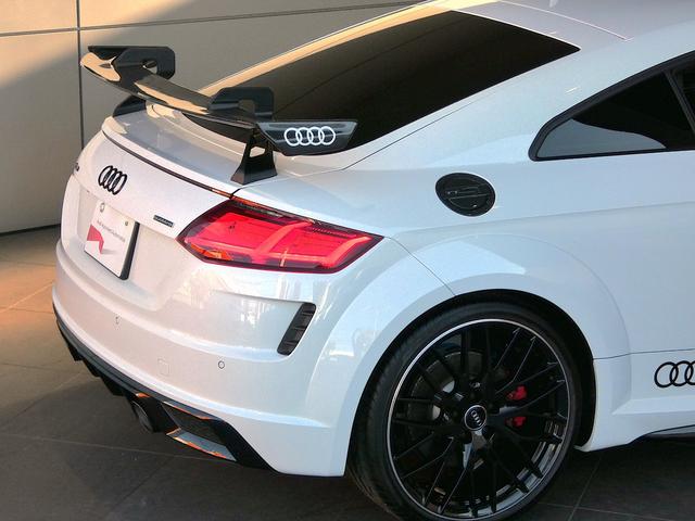 ●オシャレは足元から。サスペンションは硬すぎずしなやかな乗り心地に貢献しています。さらにローアンドワイドの佇まいがスポーティ！