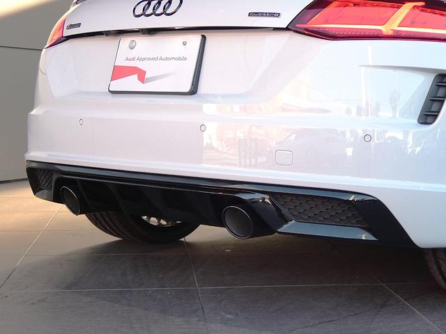 複雑で立体的な造形のライトです。ライトを照射していないときでも造形の深さがカッコイイと思わせます。