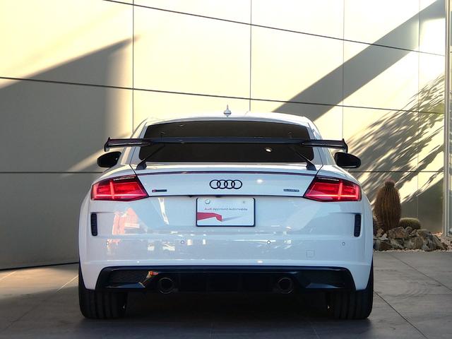 ●リヤは一番良く見られていると言われています。後続車からはこのように見られています。息を飲むような独特の重厚感のあるグラマラスなリヤデザイン。後ろからの強い視線を感じます。