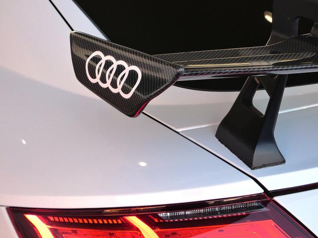 複雑で立体的な造形のライトです。ライトを照射していないときでも造形の深さがカッコイイと思わせます。