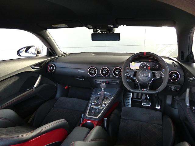 Ａｕｄｉ車はどのお車をお選びいただいてもレザーハンドルです。そこにはＡｕｄｉのこだわりがあり質感の高いレザーでしっかりと手に馴染んでくれます。