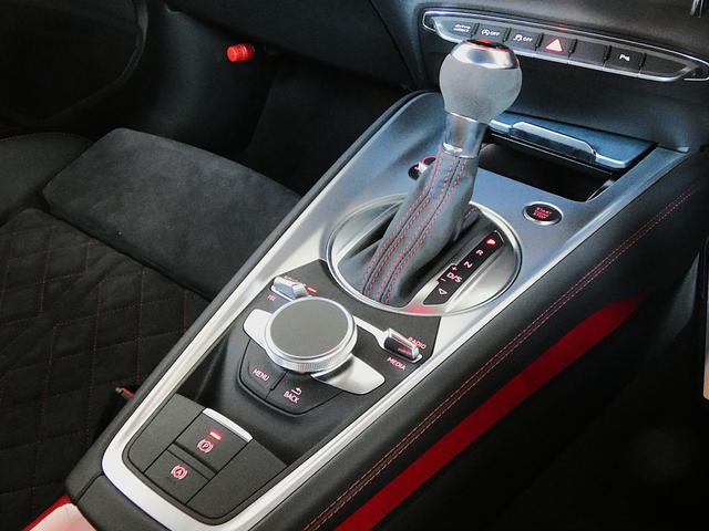 ●金属的な質感が表現されたシフトレバー周辺。クールながらも上質さが溢れるデザインです。美しいの一言です。
