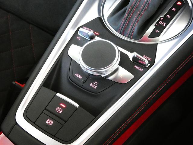 ●金属的な質感が表現されたシフトレバー周辺。クールながらも上質さが溢れるデザインです。美しいの一言です。