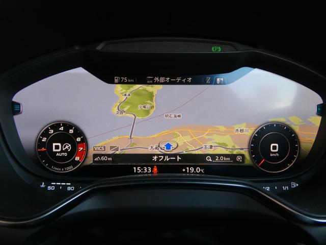 ■バーチャルコックピット　従来のメーターパネルの位置にレイアウトされた１２．３インチの高解像度液晶画面に、速度計／回転計や地図、ナビゲーションなどの運転に必要な情報を集約し、フレキシブルに表示します。