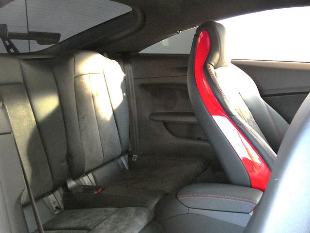 クオリティの高いシートを採用するのは、Ａｕｄｉのクルマづくりの哲学のひとつです。特に座り心地が重要です。体の大きなドイツ人が座っても頑丈な耐久性があります。。しかも肌触りも良く高級家具のようです。