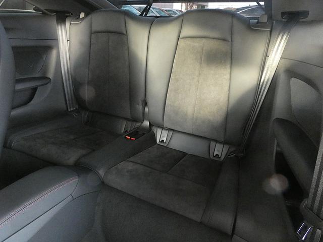 クオリティの高いシートを採用するのは、Ａｕｄｉのクルマづくりの哲学のひとつです。特に座り心地が重要です。体の大きなドイツ人が座っても頑丈な耐久性があります。。しかも肌触りも良く高級家具のようです。