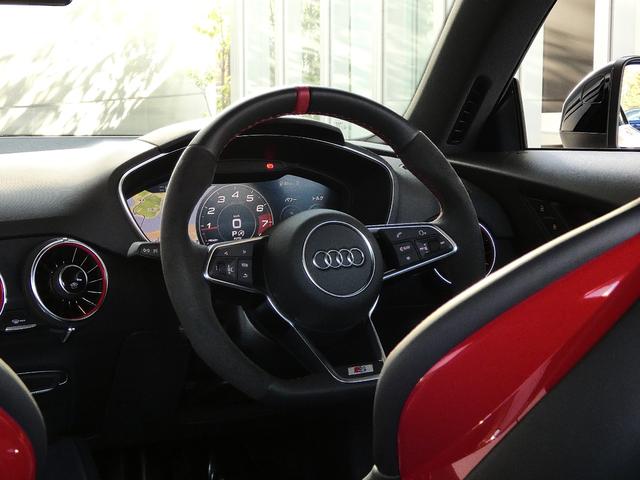 ●シンプルかつ機能的なアウディらしさを表現するインテリア。ラップアラウンドデザインの採用により、適度なタイト感と、圧迫感を感じない横方向への広がりを高いレベルで実現します。