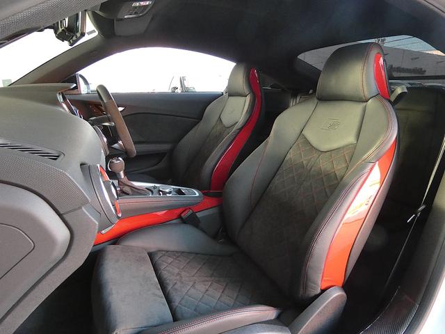 クオリティの高いシートを採用するのは、Ａｕｄｉのクルマづくりの哲学のひとつです。特に座り心地が重要です。体の大きなドイツ人が座っても頑丈な耐久性があります。。しかも肌触りも良く高級家具のようです。