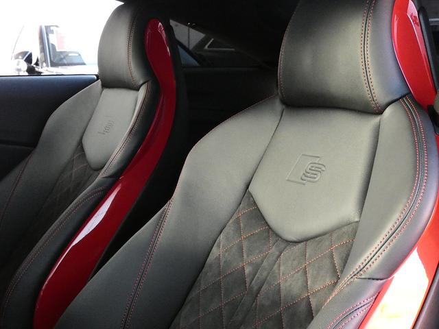 クオリティの高いシートを採用するのは、Ａｕｄｉのクルマづくりの哲学のひとつです。特に座り心地が重要です。体の大きなドイツ人が座っても頑丈な耐久性があります。。しかも肌触りも良く高級家具のようです。