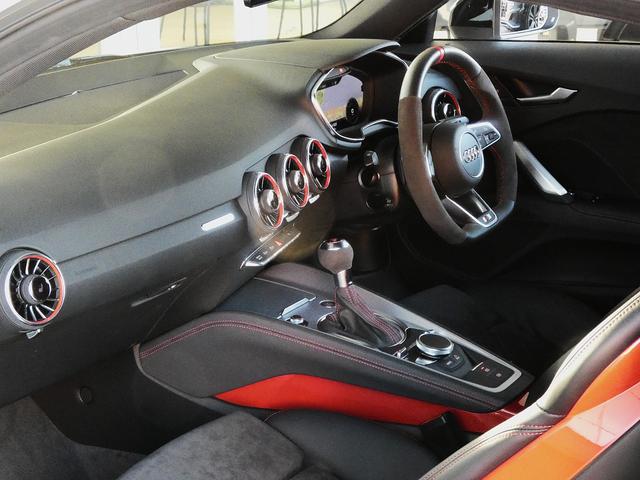 ●シンプルかつ機能的なアウディらしさを表現するインテリア。ラップアラウンドデザインの採用により、適度なタイト感と、圧迫感を感じない横方向への広がりを高いレベルで実現します。