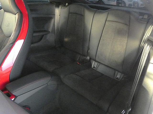 クオリティの高いシートを採用するのは、Ａｕｄｉのクルマづくりの哲学のひとつです。特に座り心地が重要です。体の大きなドイツ人が座っても頑丈な耐久性があります。。しかも肌触りも良く高級家具のようです。