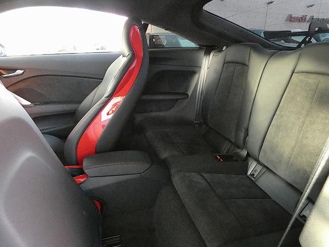 クオリティの高いシートを採用するのは、Ａｕｄｉのクルマづくりの哲学のひとつです。特に座り心地が重要です。体の大きなドイツ人が座っても頑丈な耐久性があります。。しかも肌触りも良く高級家具のようです。