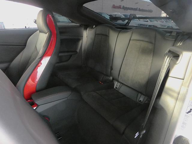 クオリティの高いシートを採用するのは、Ａｕｄｉのクルマづくりの哲学のひとつです。特に座り心地が重要です。体の大きなドイツ人が座っても頑丈な耐久性があります。。しかも肌触りも良く高級家具のようです。