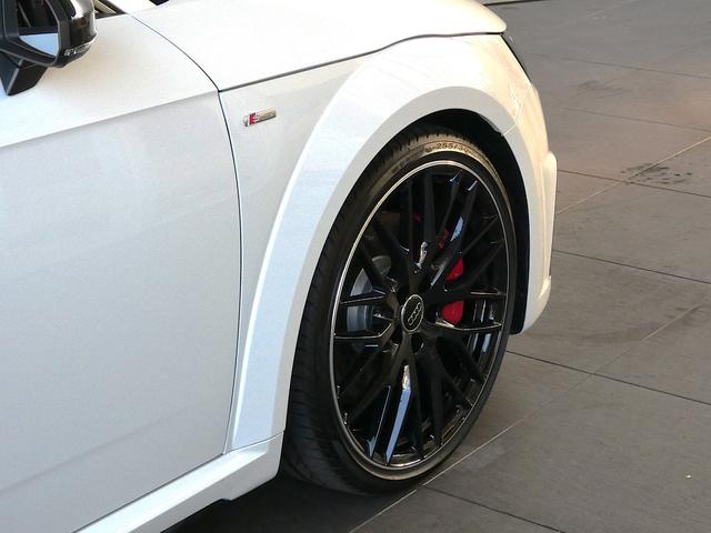 ●オシャレは足元から。サスペンションは硬すぎずしなやかな乗り心地に貢献しています。さらにローアンドワイドの佇まいがスポーティ！