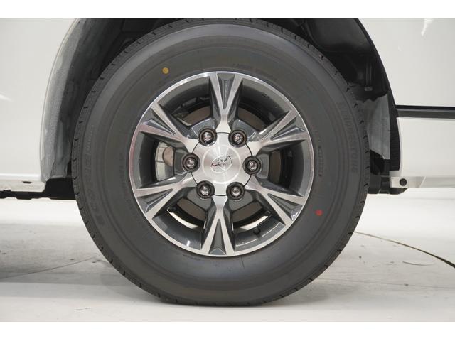 ハイエースワゴン グランドキャビン　登録済未使用車　デジタルインナーミラー　イージークローザー付片側パワースライドドア　ＬＥＤヘッドライト　全方位モニター　バックカメラ　純正アルミホイール　ＥＴＣ２．０　純正７インチナビ　フロアマット（16枚目）