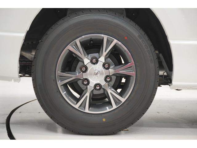 ハイエースワゴン グランドキャビン　登録済未使用車　デジタルインナーミラー　イージークローザー付片側パワースライドドア　ＬＥＤヘッドライト　全方位モニター　バックカメラ　純正アルミホイール　ＥＴＣ２．０　純正７インチナビ　フロアマット（17枚目）