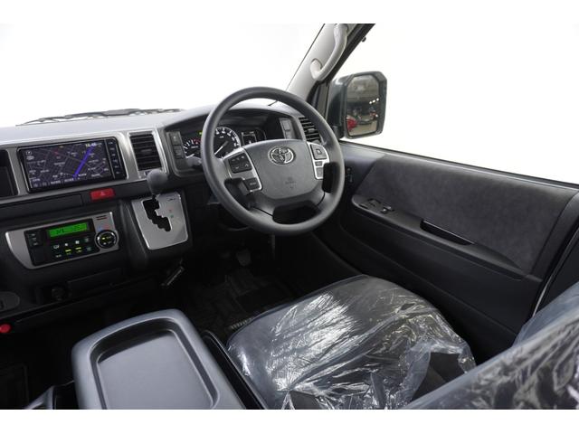 ハイエースワゴン グランドキャビン　登録済未使用車　デジタルインナーミラー　イージークローザー付片側パワースライドドア　ＬＥＤヘッドライト　全方位モニター　バックカメラ　純正アルミホイール　ＥＴＣ２．０　純正７インチナビ　フロアマット（19枚目）
