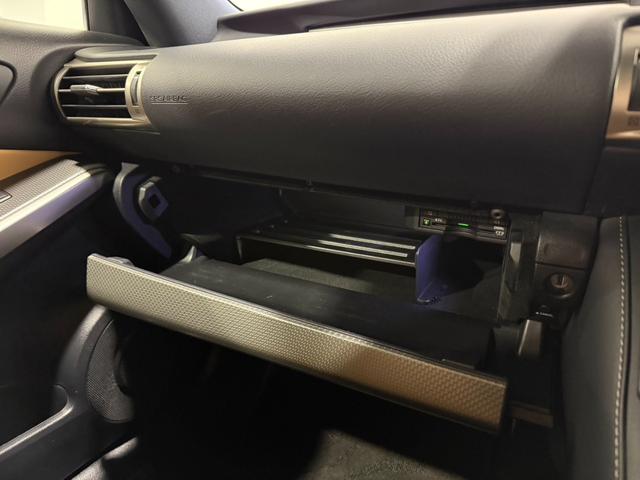 IS IS300h Fスポーツ 禁煙車/サンルーフ/内装キャメルレザー/ベンチレーター/シートヒーター/18インチAW/ナビ/TV/ETC/オートマチックハイビーム/クリアランスソナー/メモリーパワーシート/CD/ドライブレコーダー(49枚目)