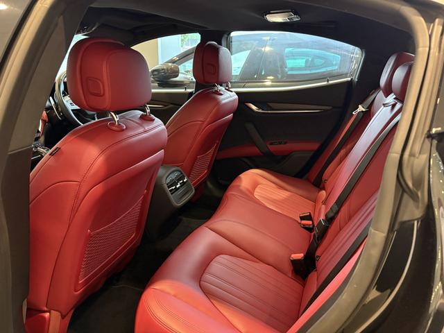 ギブリ ＧＴハイブリッド　認定保証　サンルーフ　赤革　右Ｈ　レッドキャリパー（34枚目）