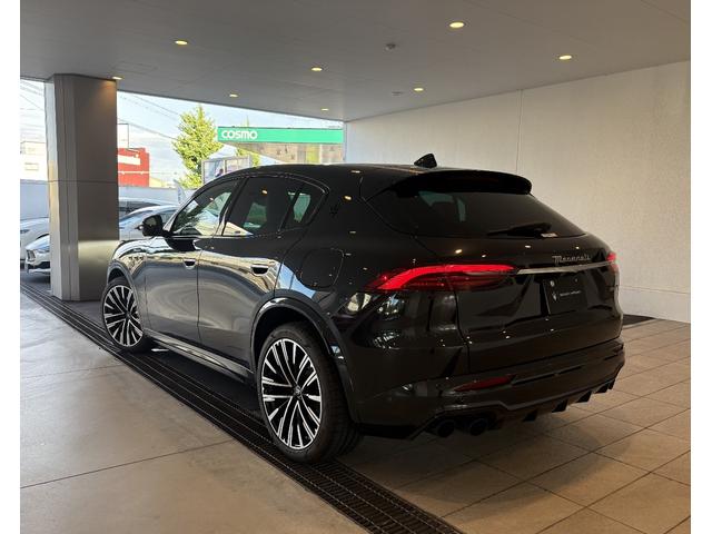 グレカーレ モデナ 4WD MY23 fuoriserie 認定保証 4WD イエローキャリパー 21インチ トリコロール サンルーフ(5枚目)