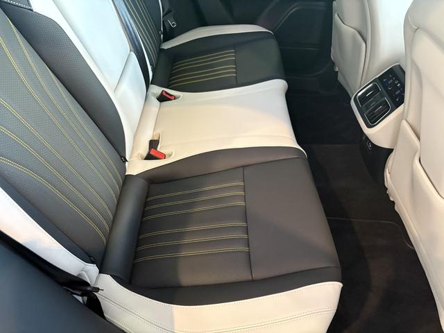 グレカーレ モデナ 4WD MY23 fuoriserie 認定保証 4WD イエローキャリパー 21インチ トリコロール サンルーフ(49枚目)