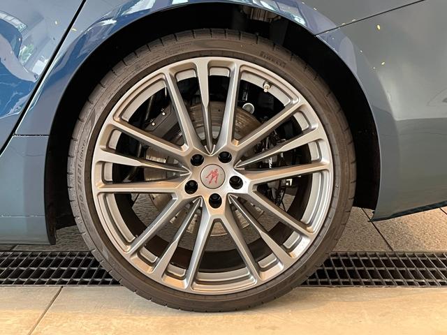 ギブリ トロフェオ　認定保証　１オーナー　禁煙車　ブラックキャリパー　純正２１ＡＷ　レザーシート　ナビ　ＴＶ　ＥＴＣ　コーナーセンサー　ブラインドスポットモニター　ＬＥＤヘッドライト　記録簿　電動リアゲート　バックカメラ（27枚目）