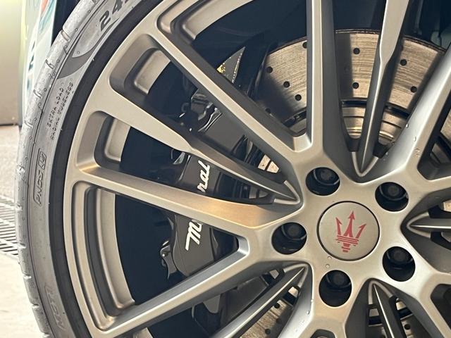 ギブリ トロフェオ　認定保証　１オーナー　禁煙車　ブラックキャリパー　純正２１ＡＷ　レザーシート　ナビ　ＴＶ　ＥＴＣ　コーナーセンサー　ブラインドスポットモニター　ＬＥＤヘッドライト　記録簿　電動リアゲート　バックカメラ（31枚目）