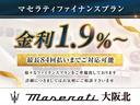 【マセラティ大阪北】当店は世界統一コンセプトにより設計されています。白を基調とした明るくて高級感のあるショールームとなっており、質感などすべてにイタリアのマセラティのコンセプトが吹き込まれております。