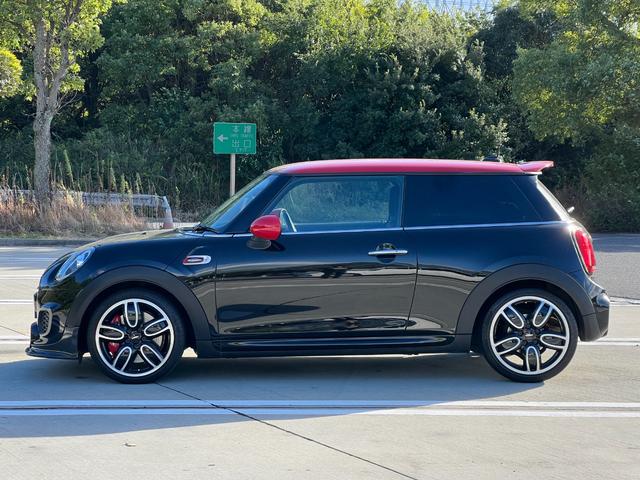 MINI ジョンクーパーワークス REMUSマフラー・3DデザインFrカーボンリップ・カーボンオーバーフェンダー・ローダウン・シートヒーター・Bカメラ・ETC(3枚目)