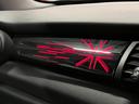 アンビエントライト連動のユニオンジャックデザインインパネ。