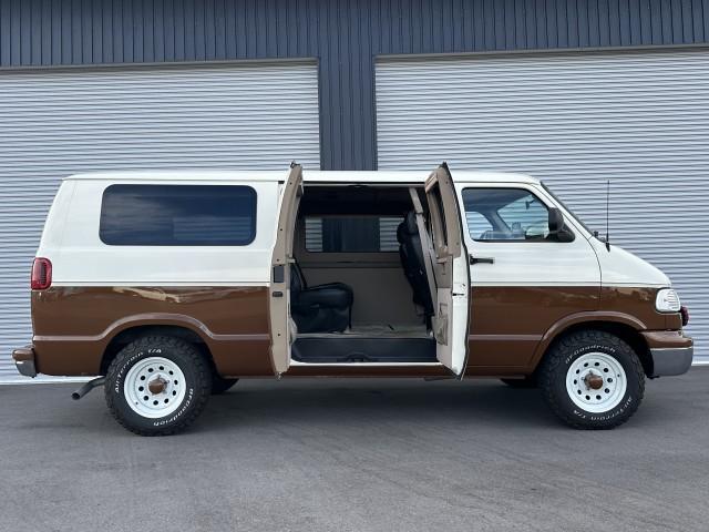 ダッジ・ラム バン　マジェスティックコンバージョン　２００３ｙモデル　新車並行　マジェスティックコンバージョン　１ナンバー　最終モデル　リアディスクブレーキ　ベージュツートン全塗装　ＵＳ　Ｗｈｅｅｌ製１６インチスチールホイール（5枚目）