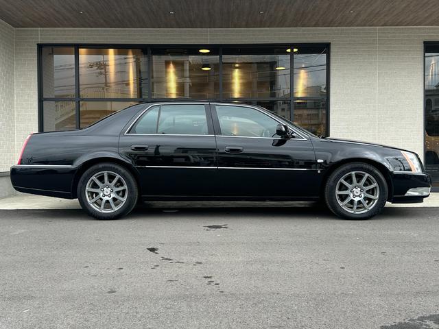 キャデラックＤＴＳ ４．６Ｌ　２００７ｙモデル　正規ディーラー車　ブラックレザー　純正ＤＶＤナビゲーション　シートヒーター＆クーラー　セカンドシートヒーター　前後障害物センサー　純正１８インチＡＷ（8枚目）