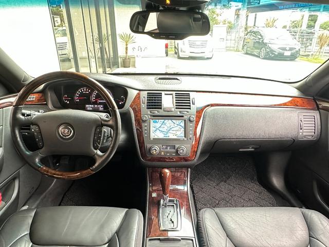 キャデラックＤＴＳ ４．６Ｌ　２００７ｙモデル　正規ディーラー車　ブラックレザー　純正ＤＶＤナビゲーション　シートヒーター＆クーラー　セカンドシートヒーター　前後障害物センサー　純正１８インチＡＷ（22枚目）
