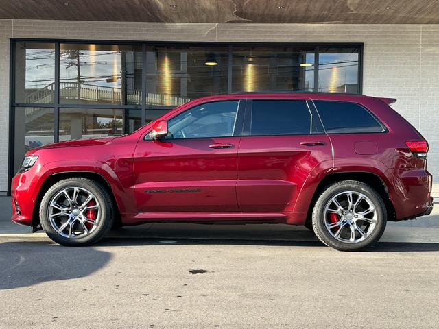 ジープ・グランドチェロキー SRT8 2019yモデル 正規ディーラー車 ワンオーナー パノラマサンルーフ ハーフレザーシート フルセグナビ AppleCarPlay&AndroidAuto ヒッチメンバー(4枚目)
