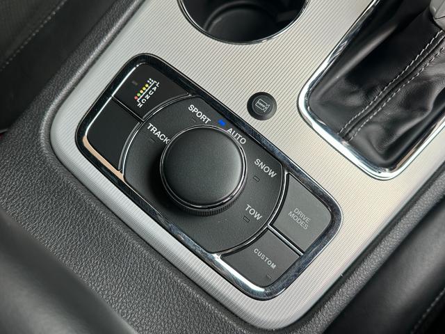 ジープ・グランドチェロキー SRT8 2019yモデル 正規ディーラー車 ワンオーナー パノラマサンルーフ ハーフレザーシート フルセグナビ AppleCarPlay&AndroidAuto ヒッチメンバー(51枚目)