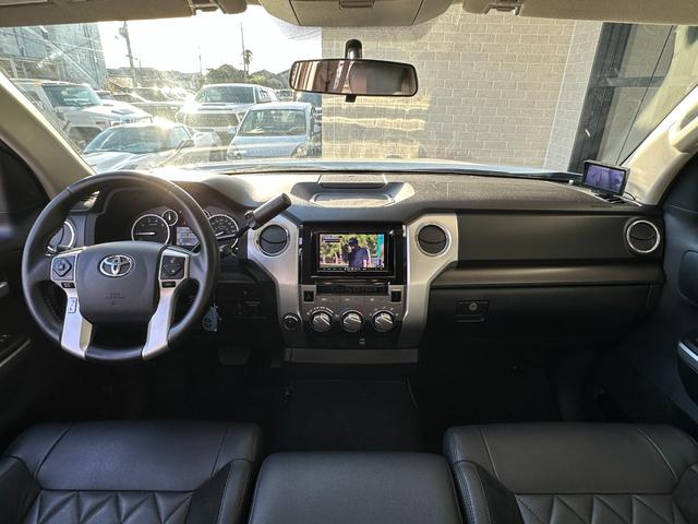 タンドラ ＳＲ５　２０１７ｙモデル・新車並行・４ＷＤ・張替ブラックハーフレザーアルパイン製（７ＤＶ）フルセグＳＤナビ・フリップダウンモニター・Ｆｕｅｌ　Ｏｆｆ－Ｒｏａｄ製Ｄ５５４　２０インチＡＷ（28枚目）