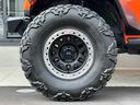 サハラ　ローンチエディション　２０１８ｙモデル　正規Ｄ車　４ＷＤ　ブラックレザー　２４ｙグリル　サンライダー　前後スチールバンパー　社外オーバーフェンダー　ＫＭＣ製ＫＭ２２９　１７インチＡＷ　カープレイ（13枚目）