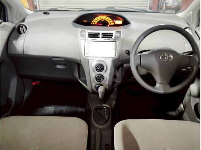 ヴィッツ Ｆ　ユーザー買取車　純正ナビ　ＬＥＤライト　キーレス　ＡＢＳ　ＰＳ　ＰＷ　マット　デアイサー　４ＷＤ（3枚目）